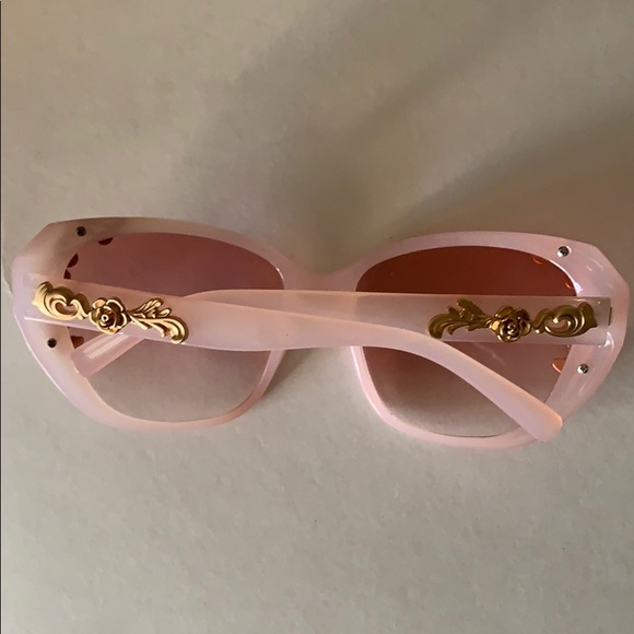 NWOT Women’s pink wide frame sunglasses - Picture 2 of 3